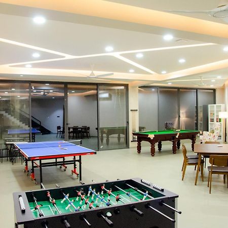 Pearl Lakeview Mansion By Stayvista - Lakeside Villa With Infinity Pool, Jacuzzi, In-House Theatre & Games Room 이가트푸리 외부 사진