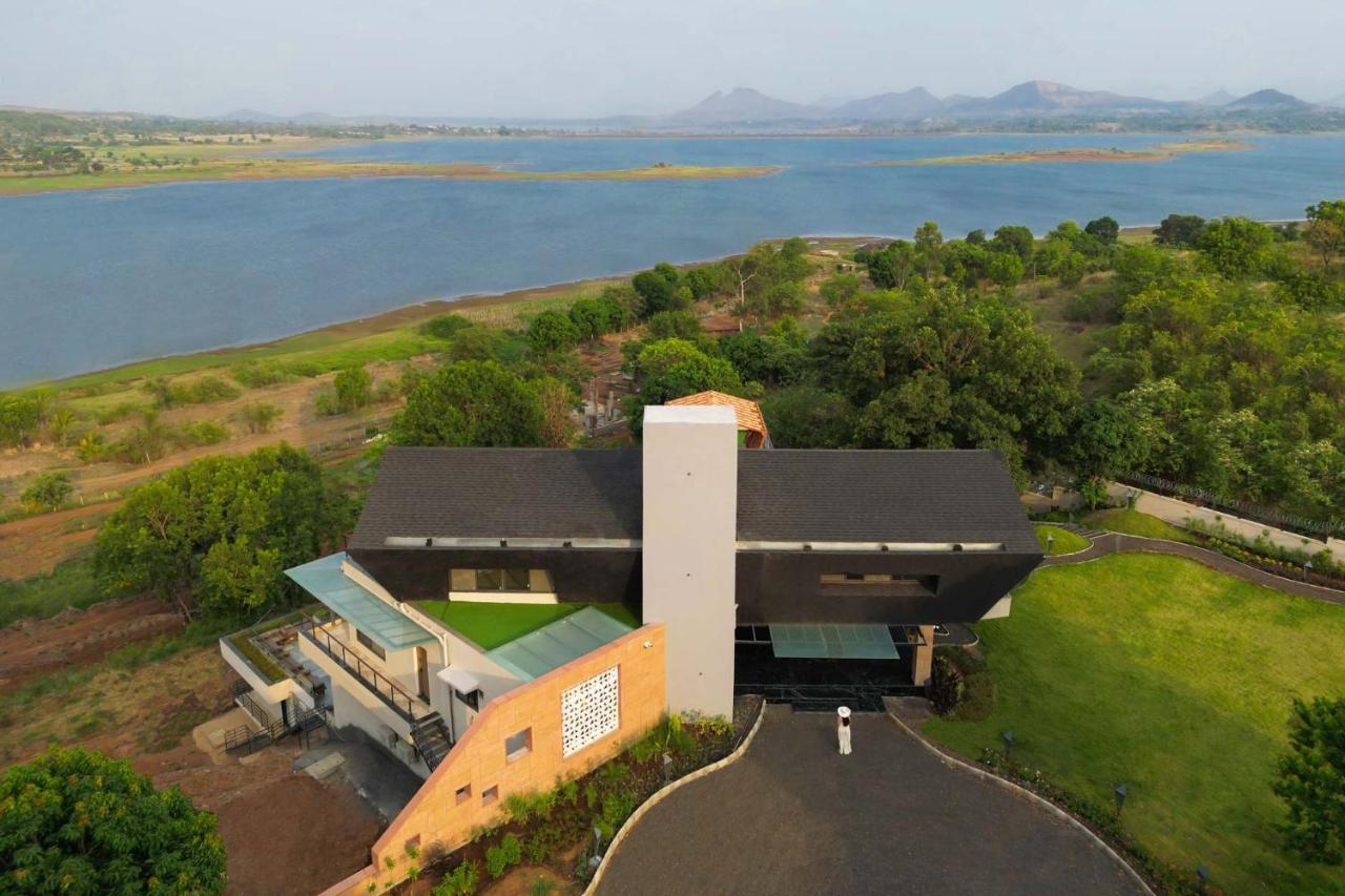 Pearl Lakeview Mansion By Stayvista - Lakeside Villa With Infinity Pool, Jacuzzi, In-House Theatre & Games Room 이가트푸리 외부 사진