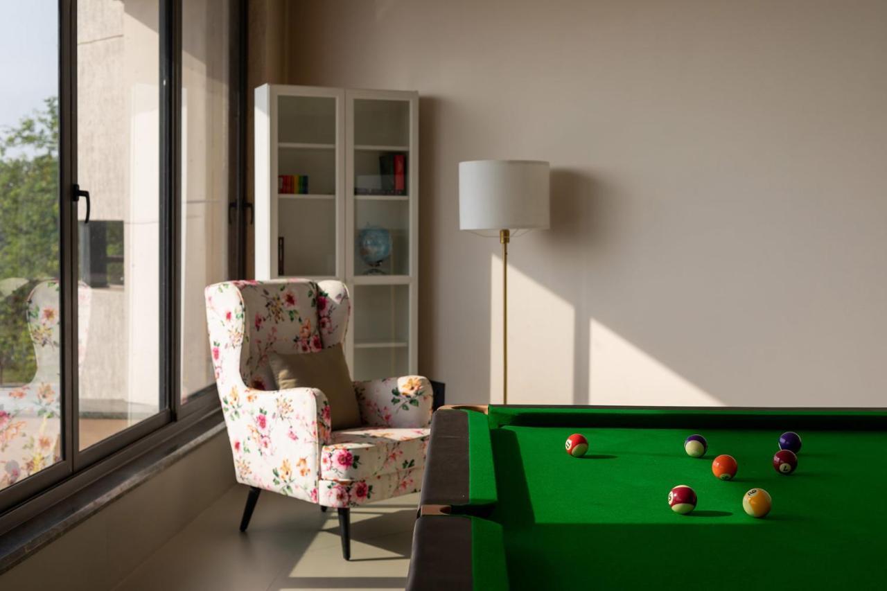 Pearl Lakeview Mansion By Stayvista - Lakeside Villa With Infinity Pool, Jacuzzi, In-House Theatre & Games Room 이가트푸리 외부 사진