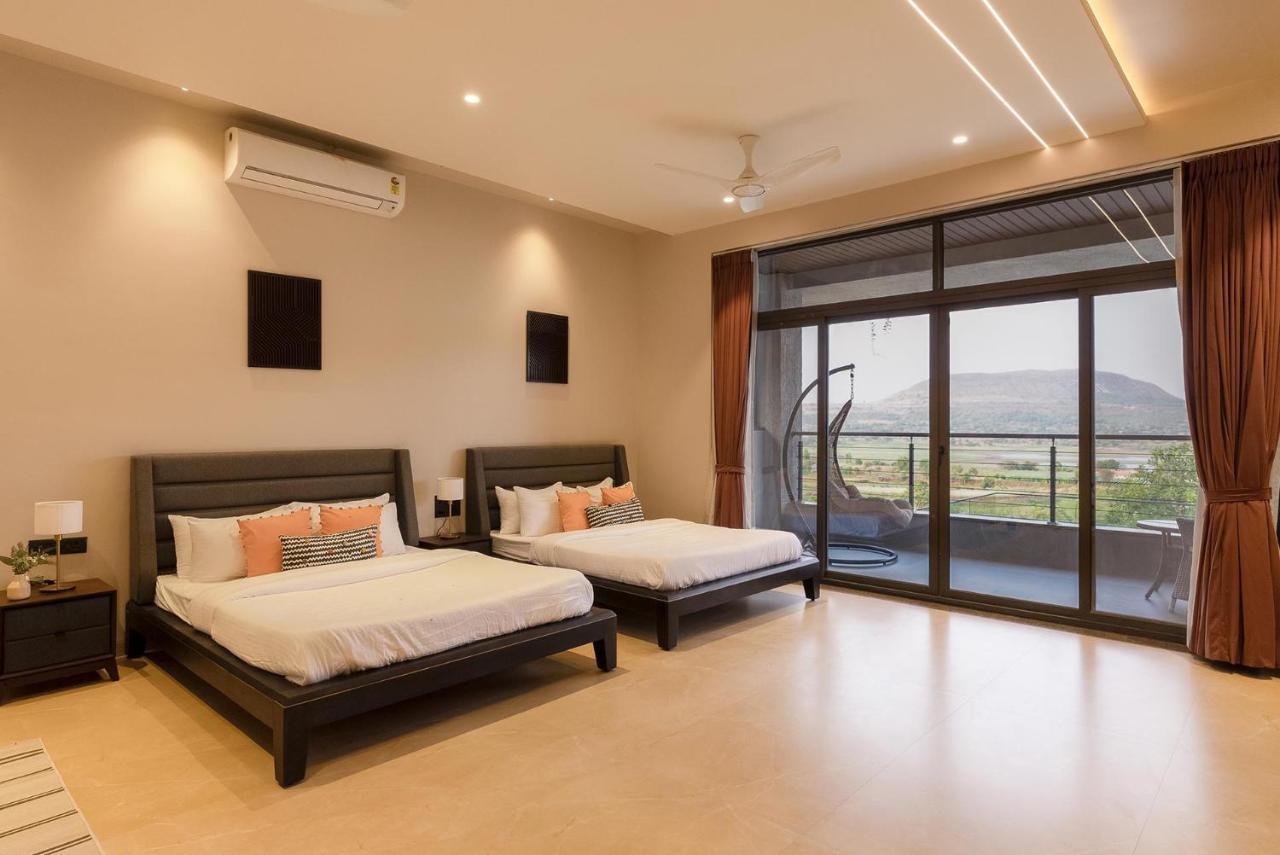 Pearl Lakeview Mansion By Stayvista - Lakeside Villa With Infinity Pool, Jacuzzi, In-House Theatre & Games Room 이가트푸리 외부 사진