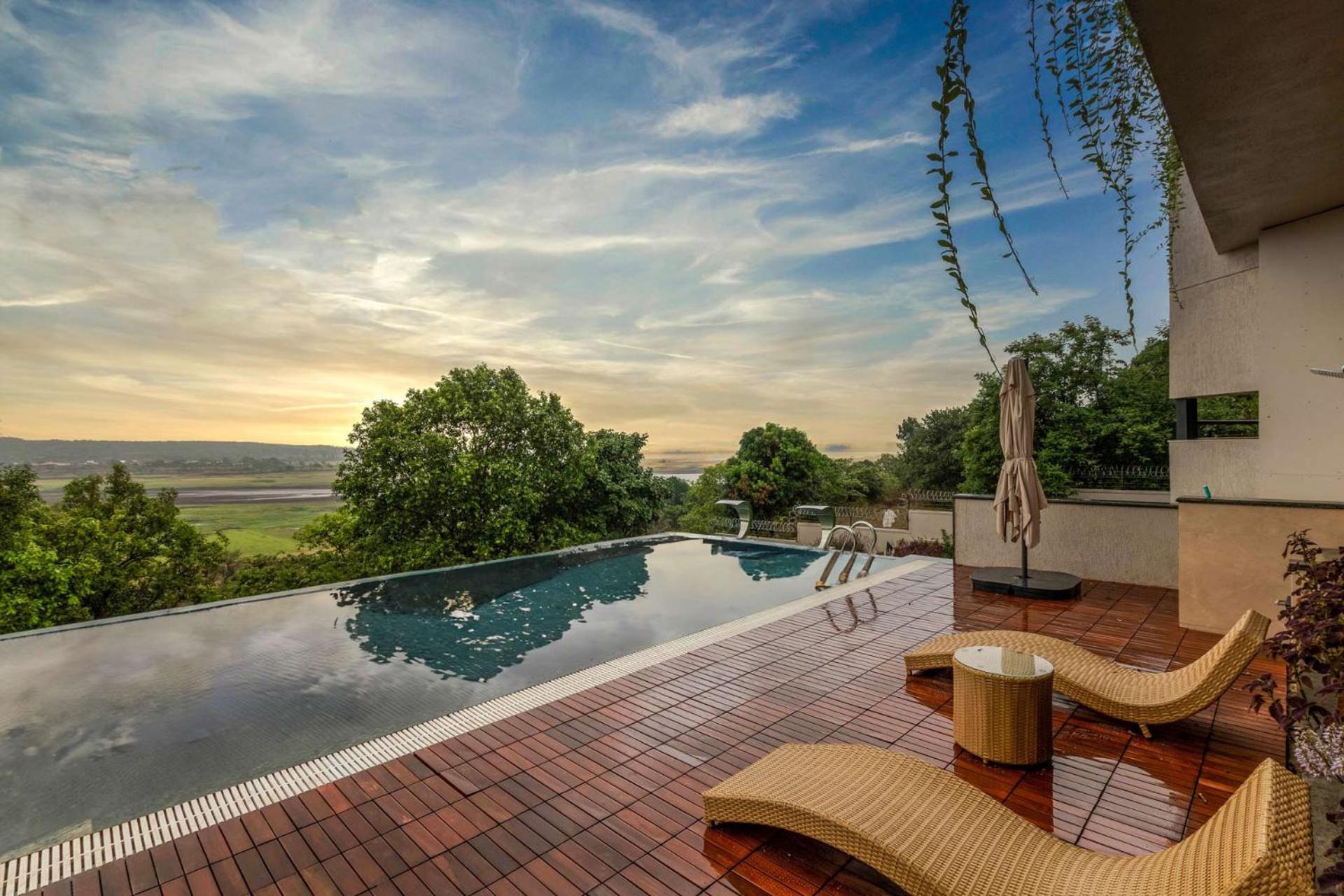 Pearl Lakeview Mansion By Stayvista - Lakeside Villa With Infinity Pool, Jacuzzi, In-House Theatre & Games Room 이가트푸리 외부 사진