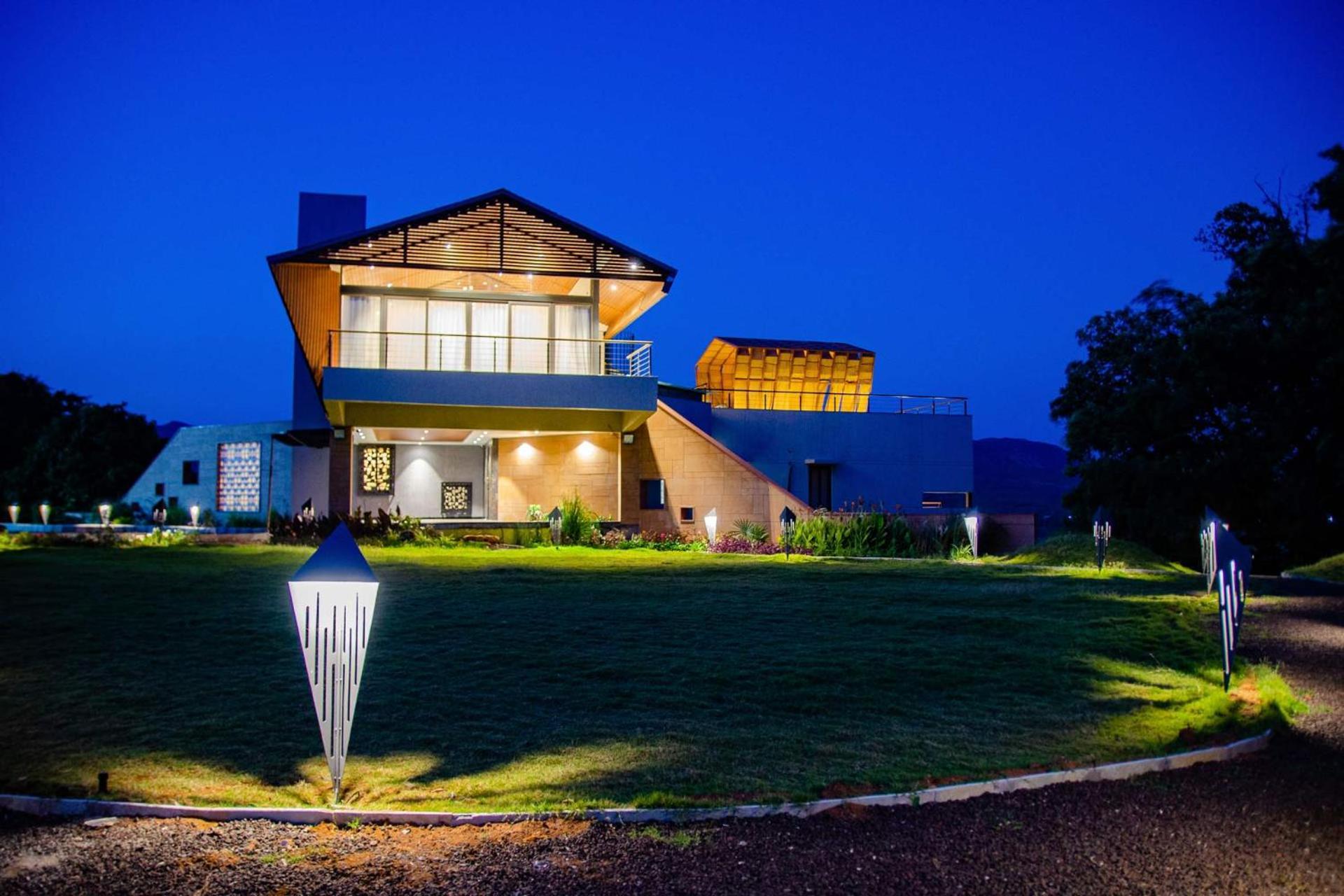 Pearl Lakeview Mansion By Stayvista - Lakeside Villa With Infinity Pool, Jacuzzi, In-House Theatre & Games Room 이가트푸리 외부 사진