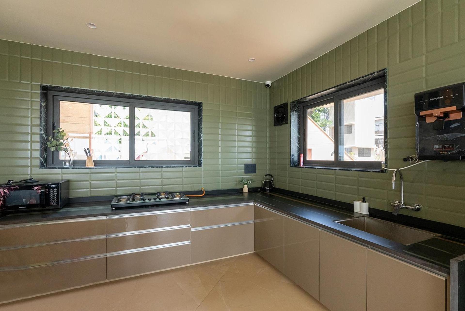 Pearl Lakeview Mansion By Stayvista - Lakeside Villa With Infinity Pool, Jacuzzi, In-House Theatre & Games Room 이가트푸리 외부 사진