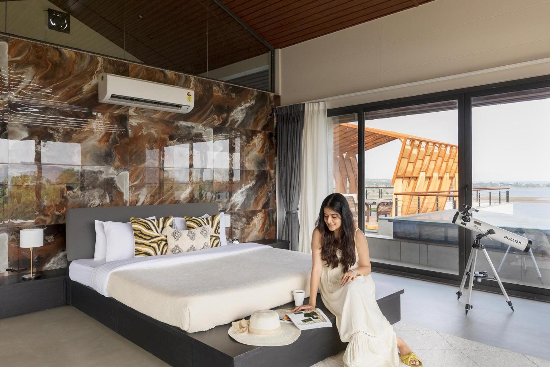 Pearl Lakeview Mansion By Stayvista - Lakeside Villa With Infinity Pool, Jacuzzi, In-House Theatre & Games Room 이가트푸리 외부 사진