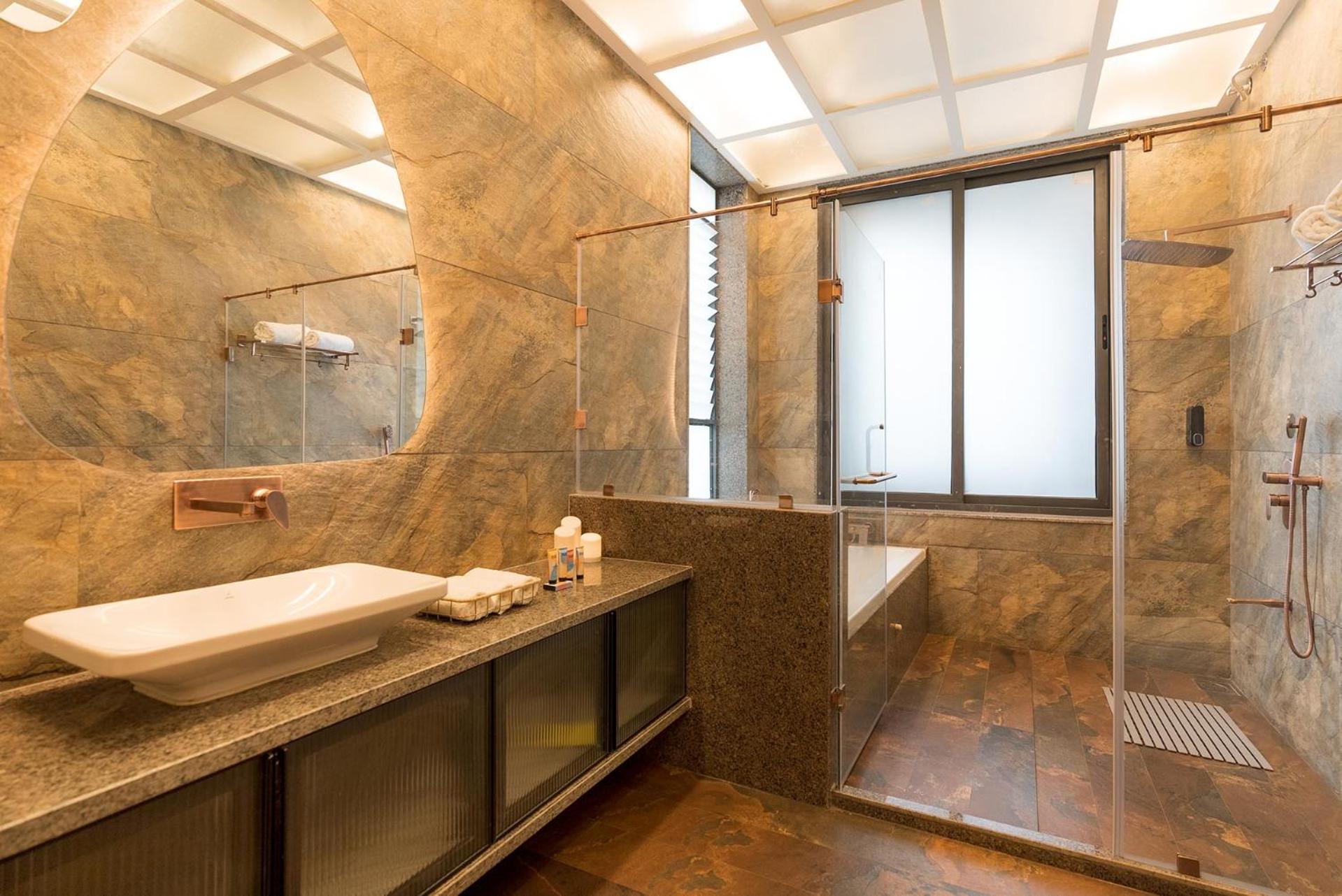 Pearl Lakeview Mansion By Stayvista - Lakeside Villa With Infinity Pool, Jacuzzi, In-House Theatre & Games Room 이가트푸리 외부 사진