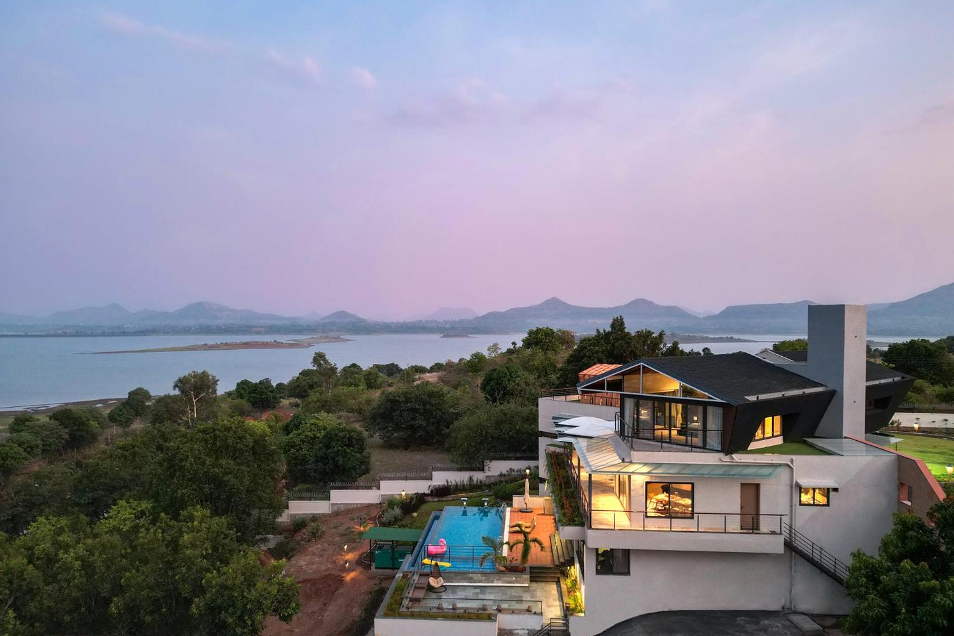 Pearl Lakeview Mansion By Stayvista - Lakeside Villa With Infinity Pool, Jacuzzi, In-House Theatre & Games Room 이가트푸리 외부 사진