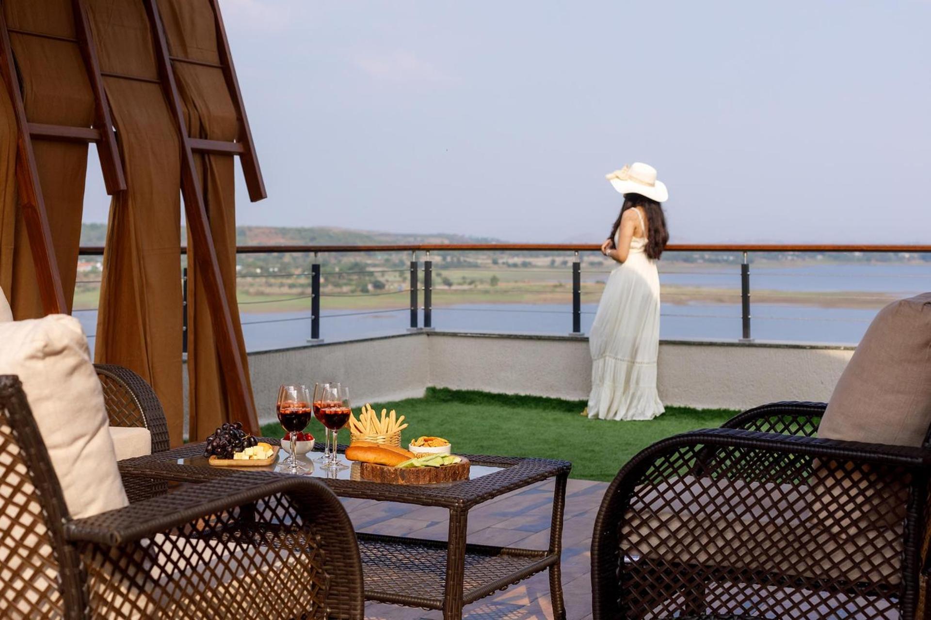 Pearl Lakeview Mansion By Stayvista - Lakeside Villa With Infinity Pool, Jacuzzi, In-House Theatre & Games Room 이가트푸리 외부 사진