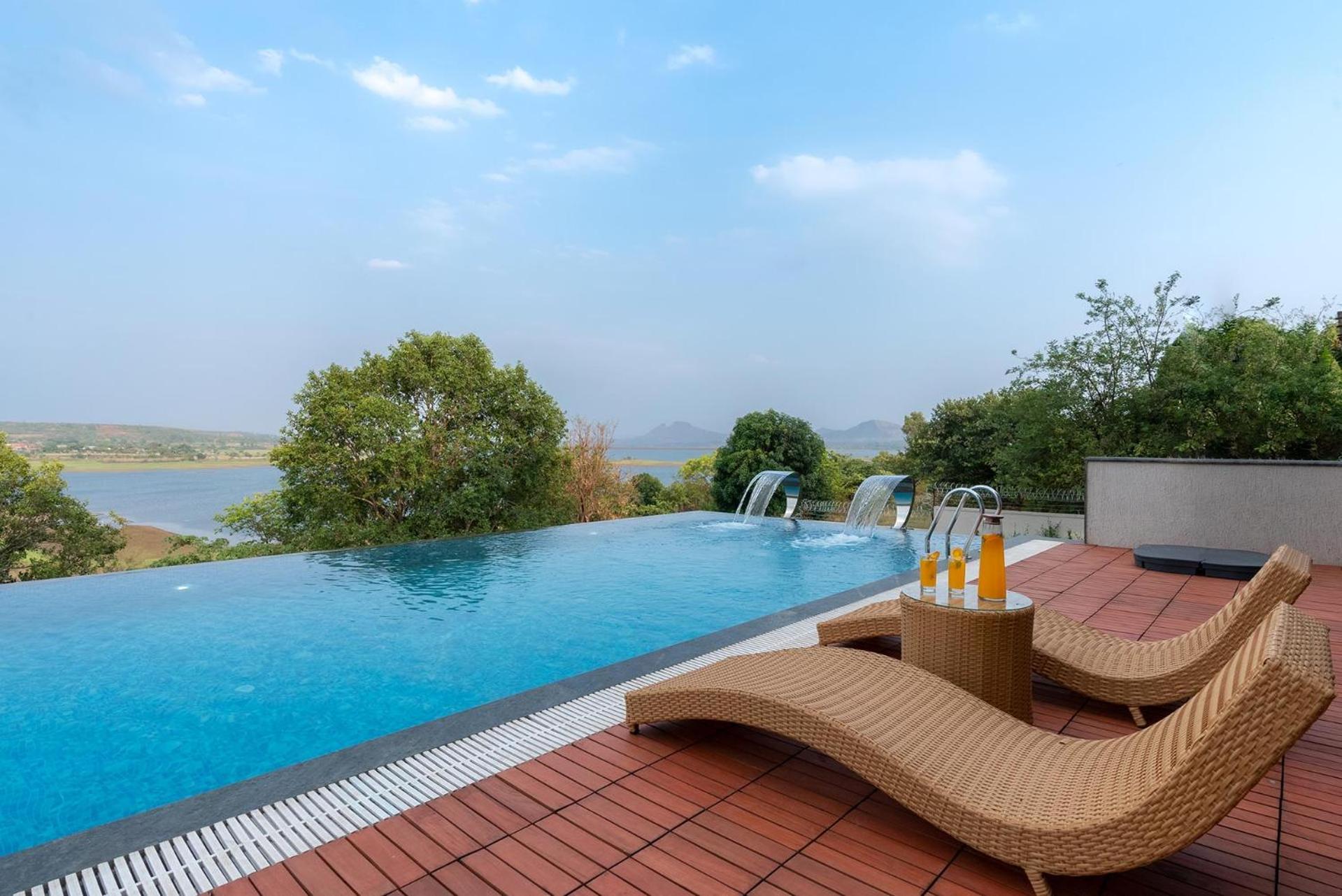 Pearl Lakeview Mansion By Stayvista - Lakeside Villa With Infinity Pool, Jacuzzi, In-House Theatre & Games Room 이가트푸리 외부 사진