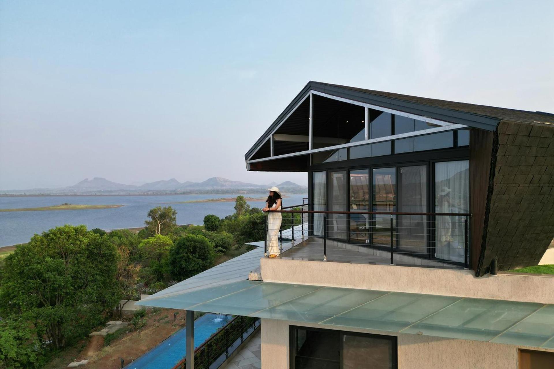 Pearl Lakeview Mansion By Stayvista - Lakeside Villa With Infinity Pool, Jacuzzi, In-House Theatre & Games Room 이가트푸리 외부 사진