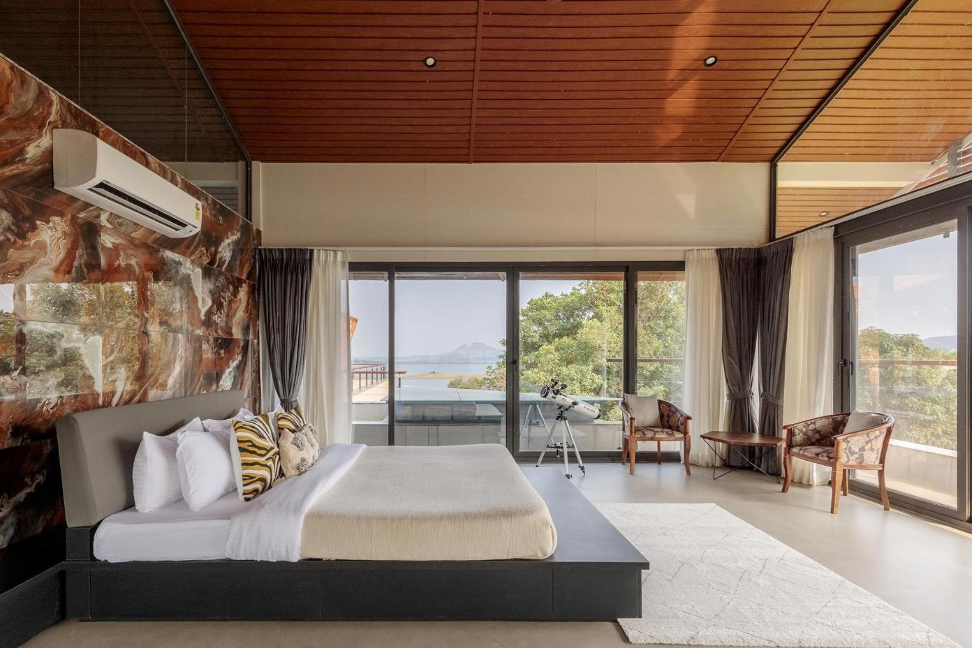 Pearl Lakeview Mansion By Stayvista - Lakeside Villa With Infinity Pool, Jacuzzi, In-House Theatre & Games Room 이가트푸리 외부 사진